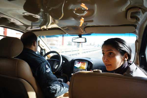 Zouzou en voiture pendant une visite